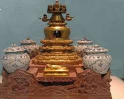 A gilded Tibetan Pagoda relating to the early Ming Dynasty was discovered from the underground palace of Hongjue Temple Pagoda. There is also a small 